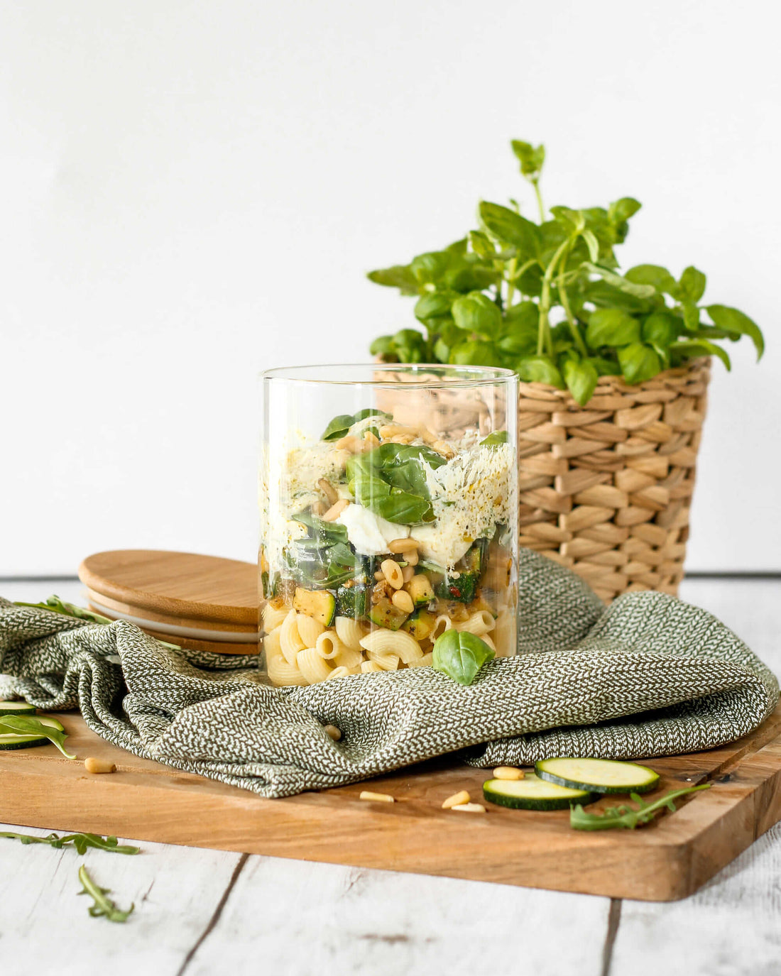 Cornetti-Schichtsalat mit Zucchini und Pesto