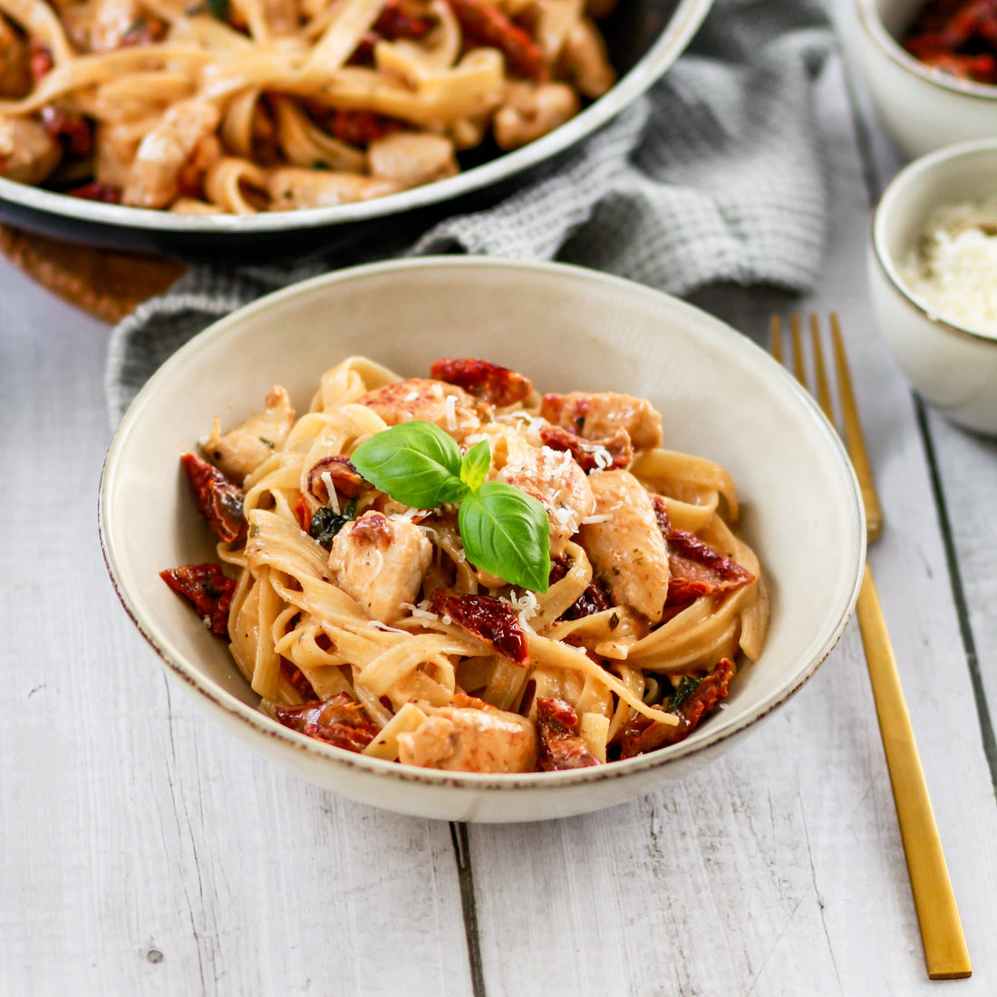 Fettuccine Alfredo mit getrockneten Tomaten