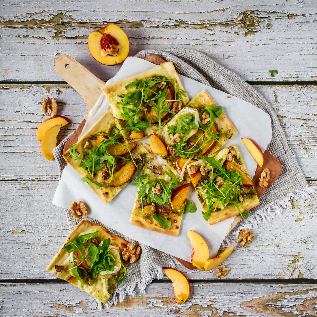 Flammkuchen mit Nektarine und Brie