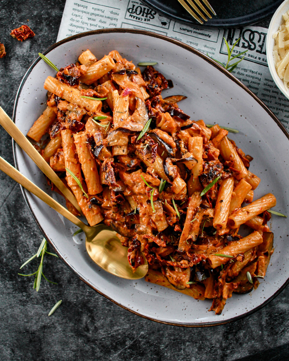 Rigatoni mit getrockneten Tomaten und Aubergine