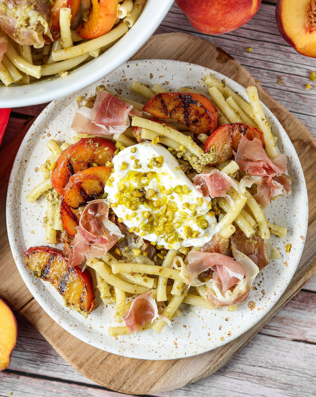 Maccheroncini mit Pfirsichen und Burrata